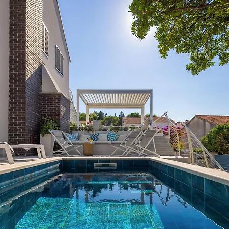 Stunning In With Private Swimming Pool, Be Inside Or Outside *